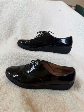 FAUX PATENT LEATHER FIT FLOP SNEAKERS
